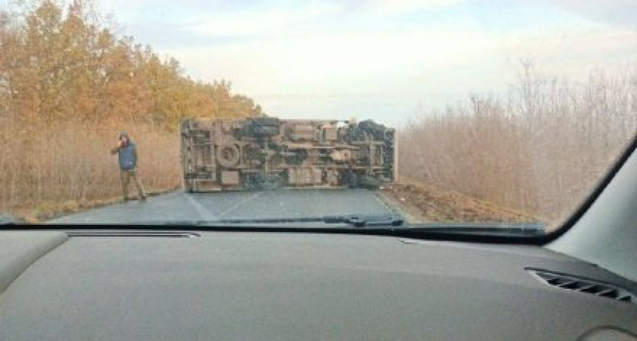 Фура легла поперёк трассы у хутора Дроздово: движение полностью парализовано