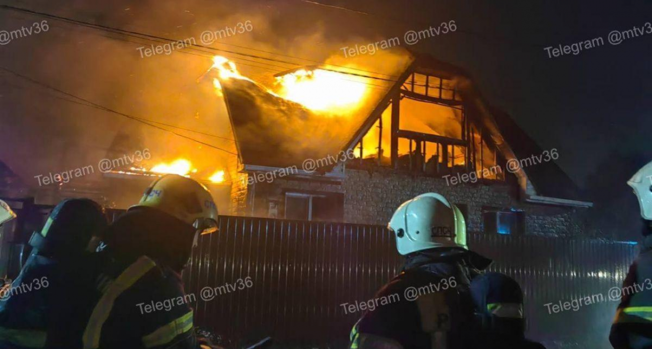 Пожар на Антоновской в Воронеже: дом загорелся в понедельник вечером