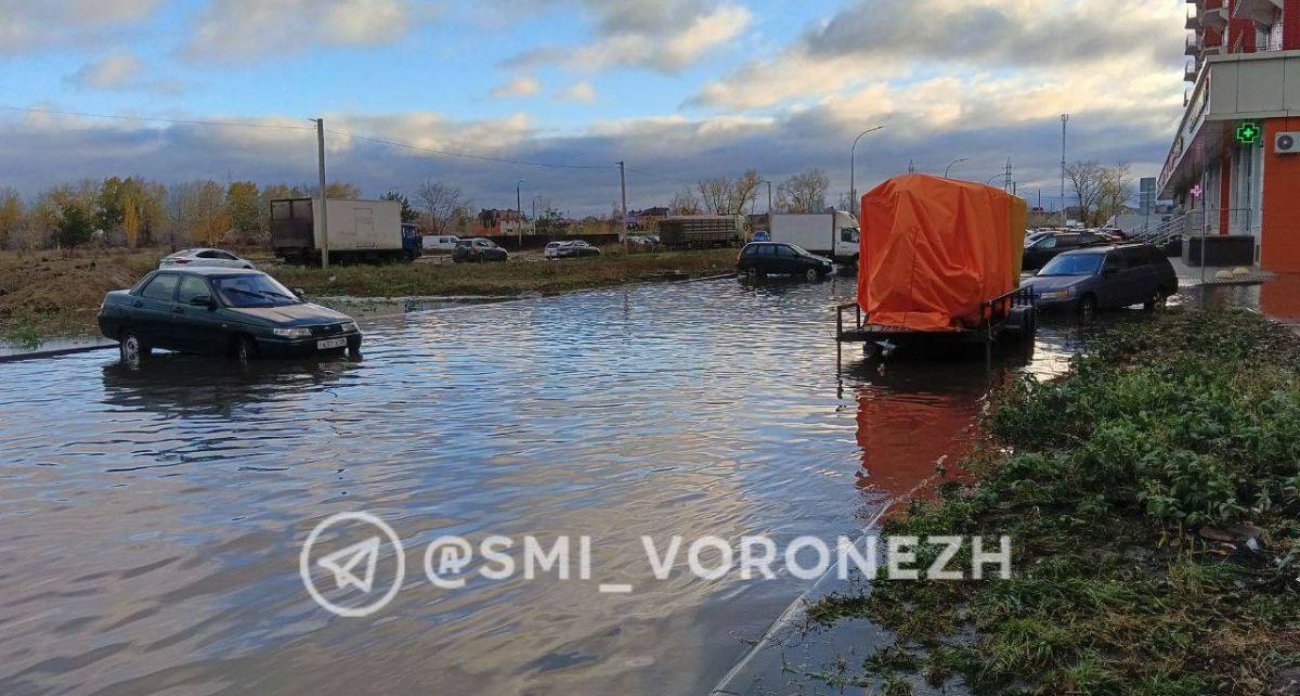 «Переплываем на автомобилях»: Черёмушки и улица Космонавтов превратились в озёра после ночного ливня