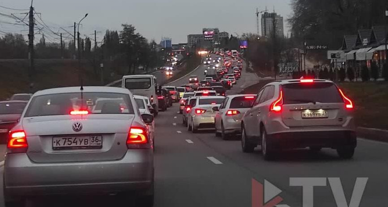 «Дорожный ад» на Северном мосту: воронежцы не могут проехать по кольцу уже 20 минут