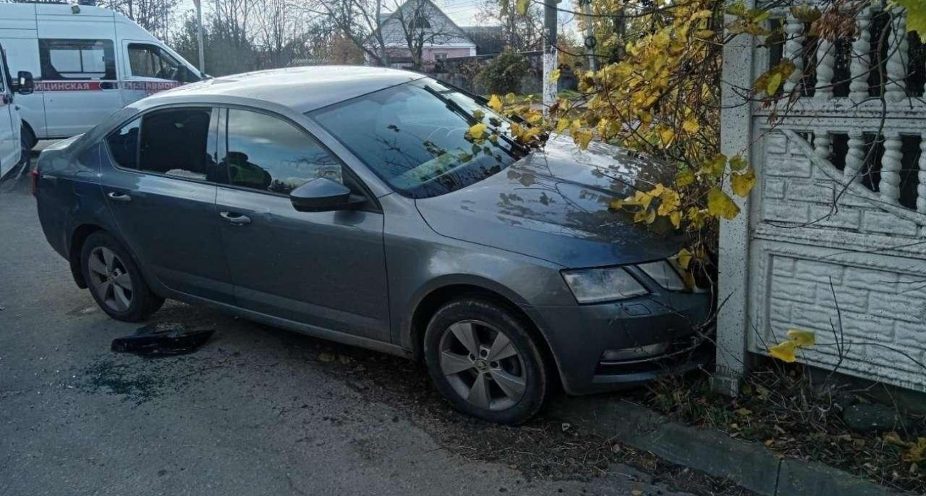 53-летний водитель Škoda Octavia врезался в забор и погиб на месте под Воронежем