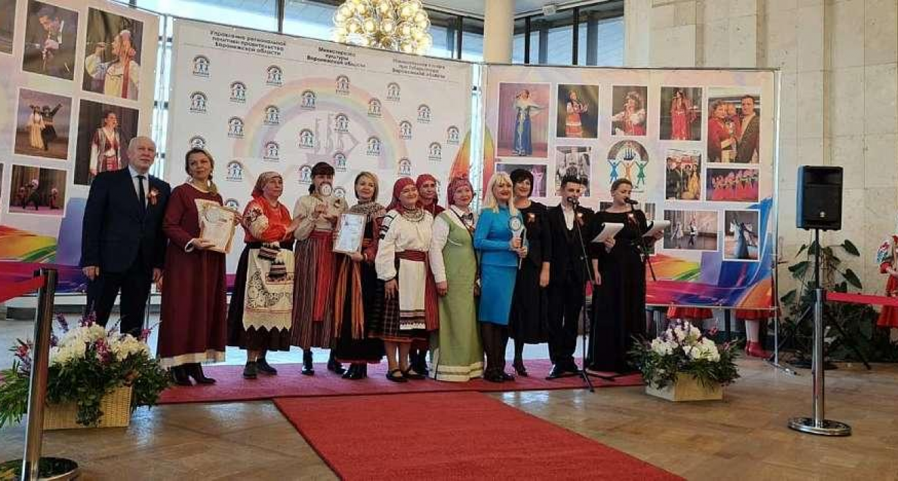 Ансамбль «Нота» покорил Воронежский концертный зал песней «Донбасс за нами» на фестивале Победы