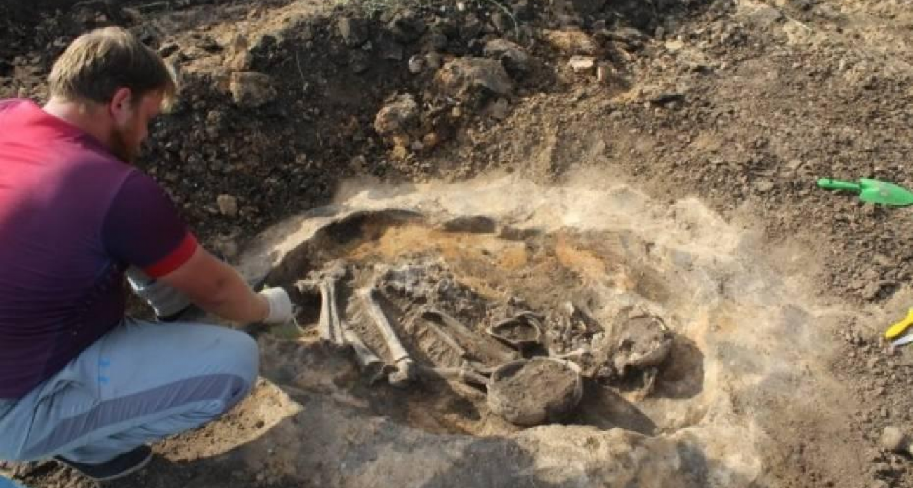 Скелет в позе эмбриона и древний горшок: у села Русаново раскопали человека возрастом 34 века