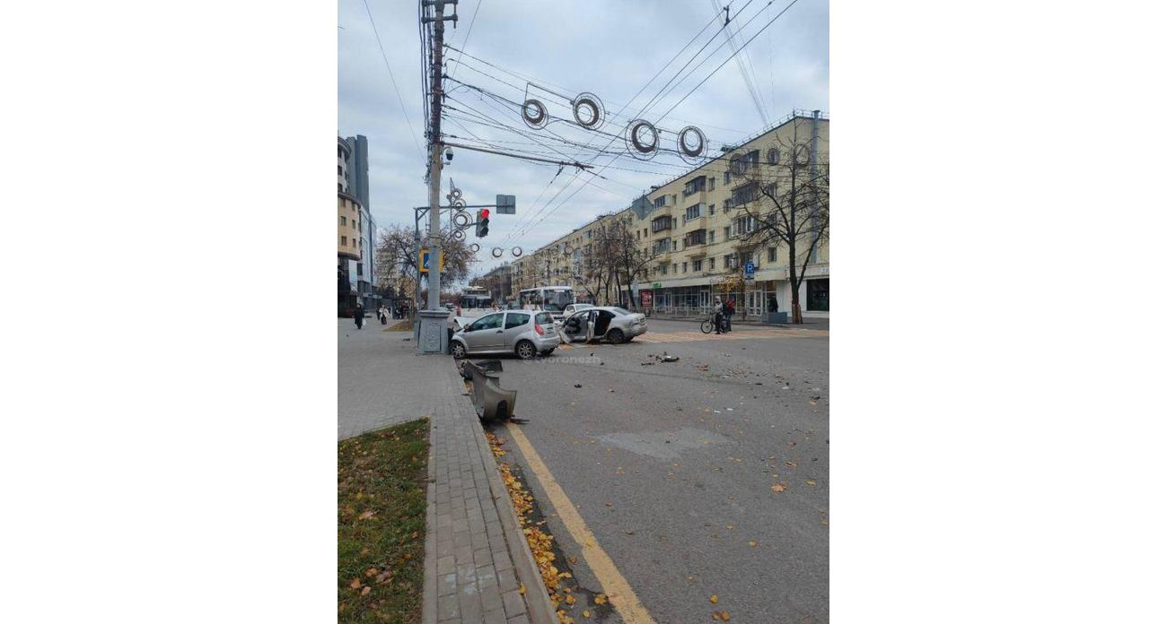 «Ситроен» отбросило на столб после столкновения у Романовского сквера: человека зажало в салоне