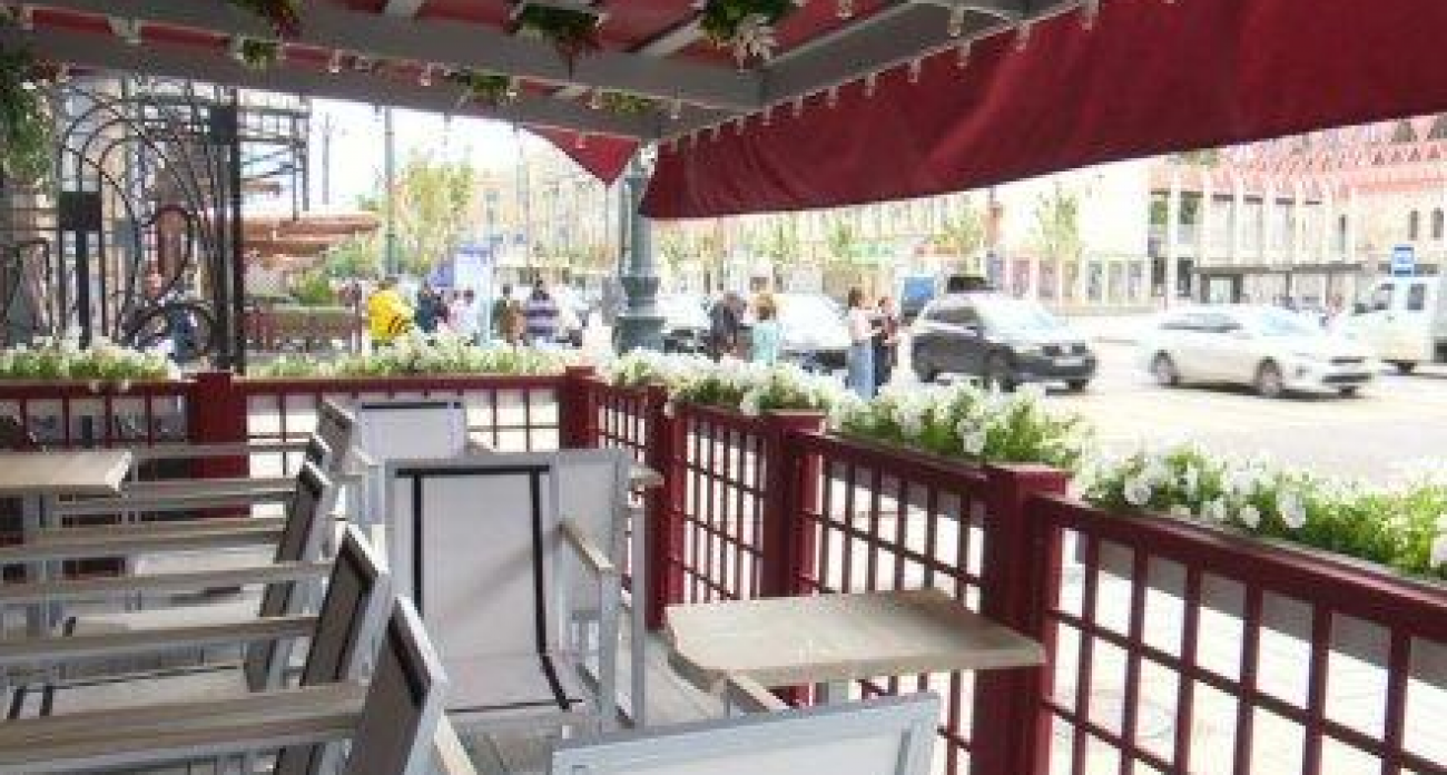 Штрафы до 40 тысяч: бар у мэрии Воронежа игнорирует закрытие летних веранд