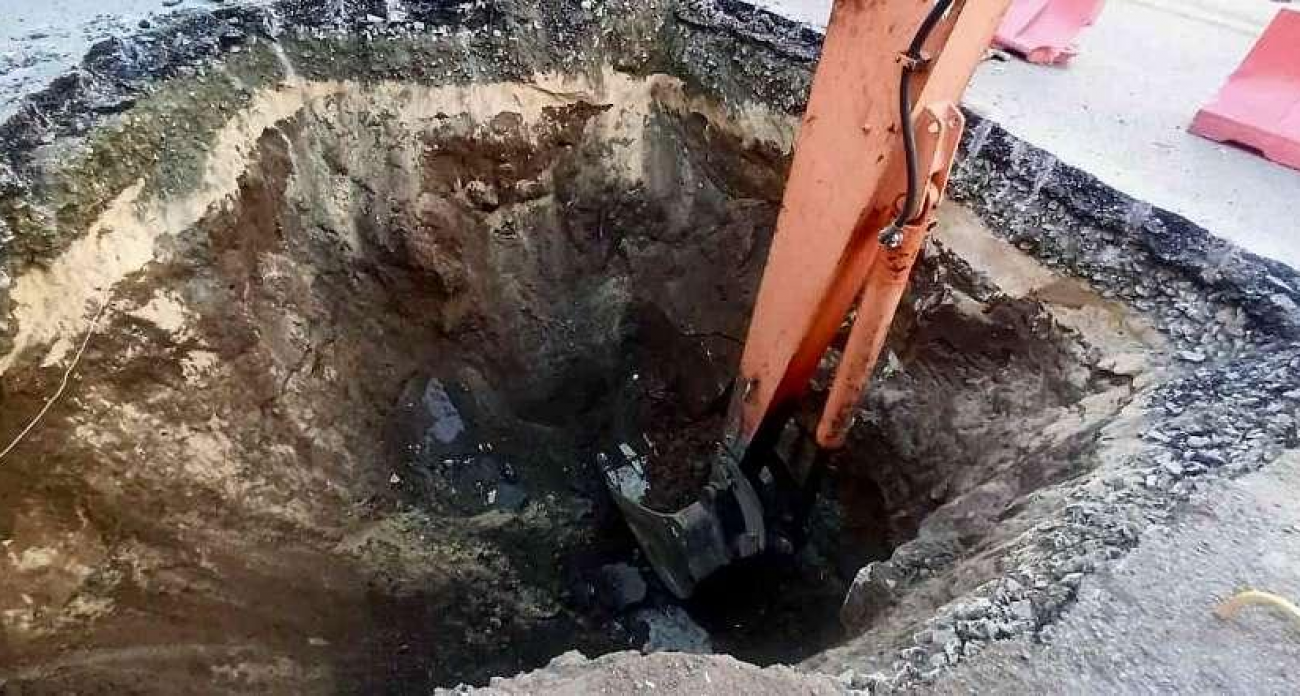 Гидромолот против асфальта: прорыв водопровода в Левобережном устраняют в экстренном режиме