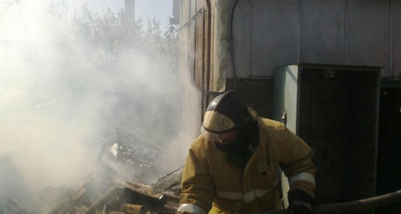 Огонь повредил 30 квадратов крыши: утренний пожар в Ломово потушили за 43 минуты