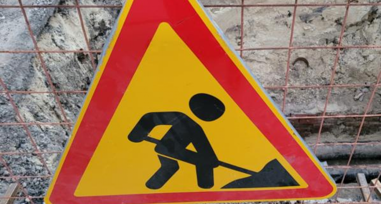 Котлован на Ленинском в Воронеже разросся до 60 квадратов: песок осыпается, над трубой повис автокран