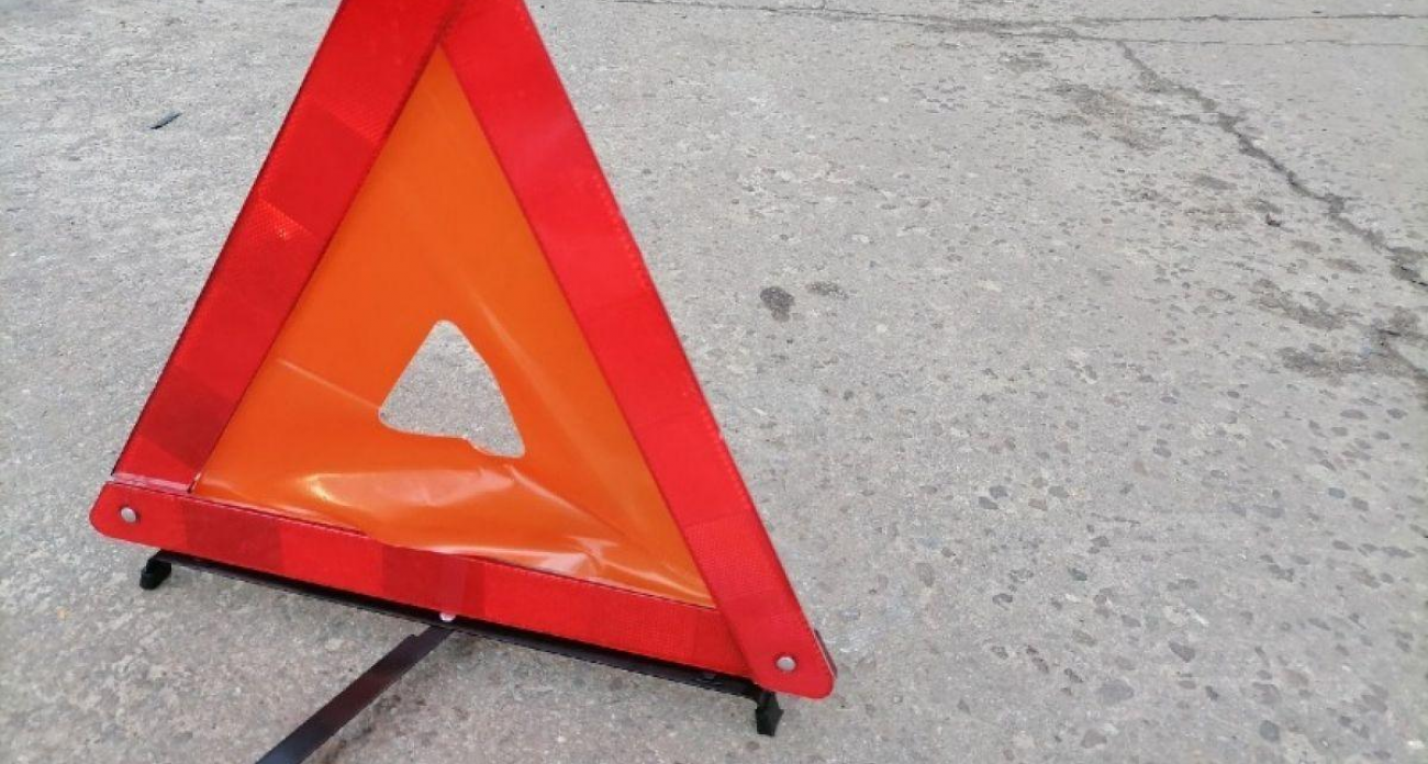 Ночная авария на Матросова: Lada Priora на скорости влетела в столб, есть пострадавшие