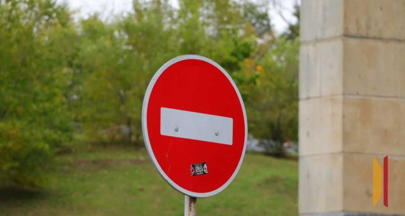 Улицу 40 лет Октября перекроют на две недели: демонтаж ограждения у дома №5В