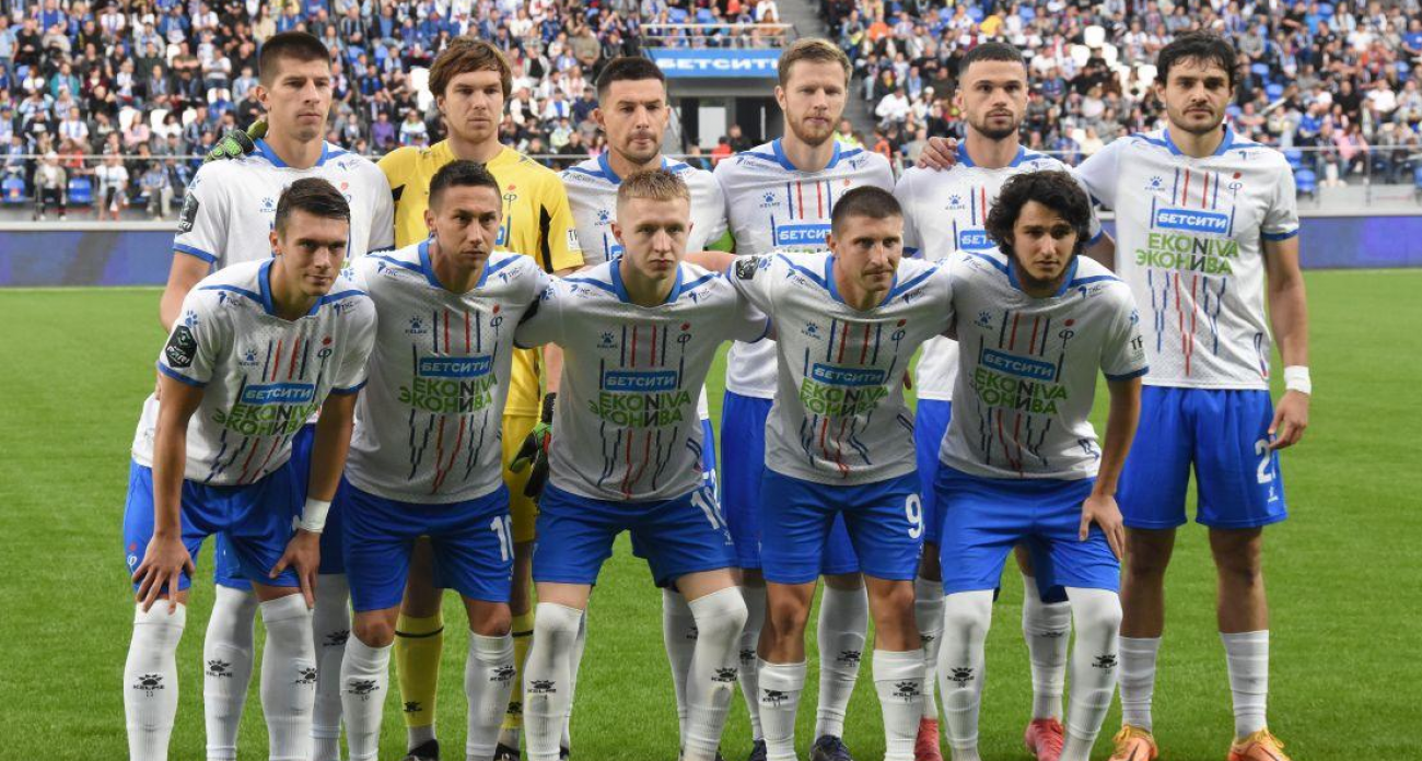 «Факел» рискует слететь с второго места: дебютант из Костромы отстает всего на три очка