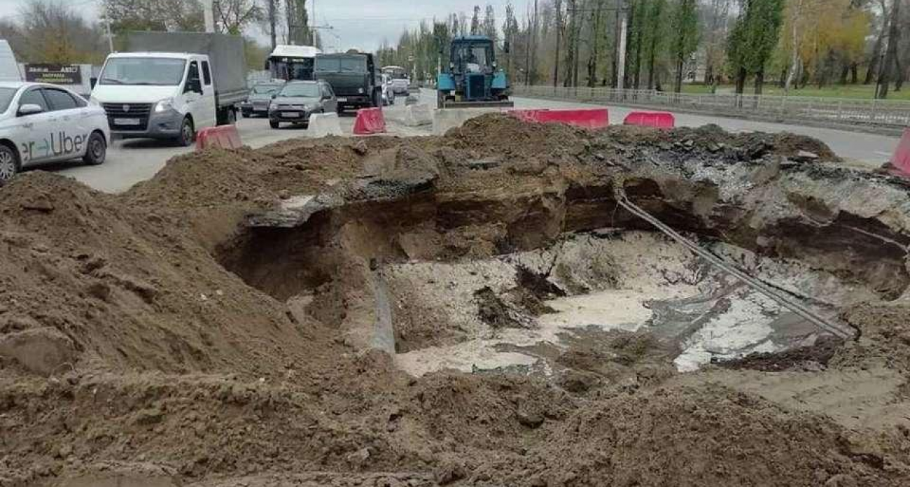 При ремонте водовода на Ленинском нашли новую пробоину в метрах от замененного участка
