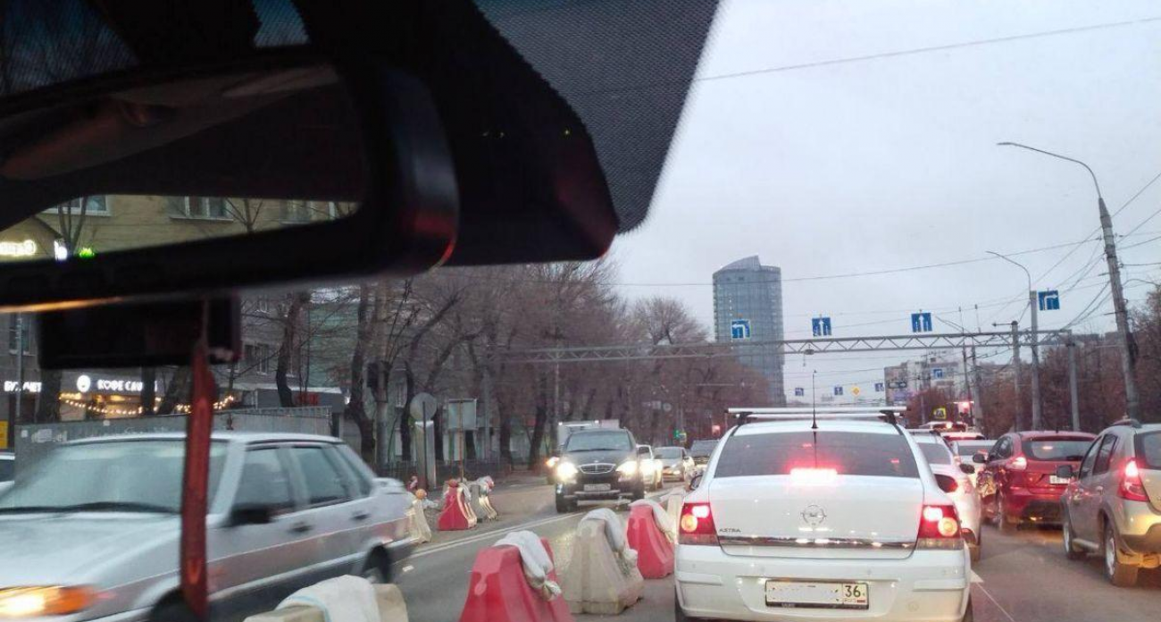 Воронеж встал: Московский проспект и 6 улиц сковали пробки из-за ДТП и дорожных работ