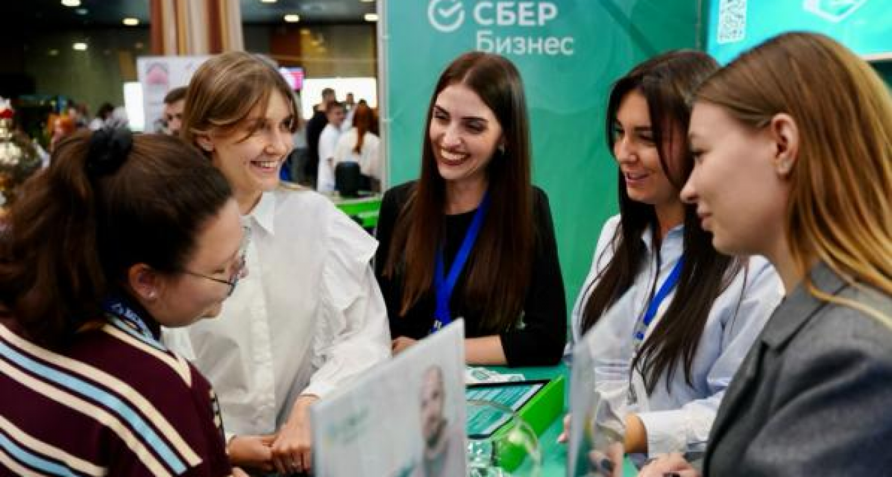 «Меньше слов – больше кейсов»: Сбер раскрыл бизнес-тренды до 2030 года на юбилейном форуме