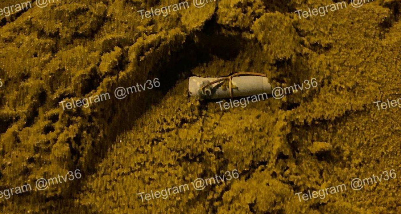 В песке на детской площадке ЖМ «Олимпийский» нашли сверток с купюрами — внутри оказался карандаш