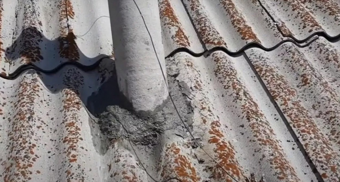 Вечная защита от протечек: простой двухкомпонентный состав для надежной герметизации дымохода в шиферной крыше