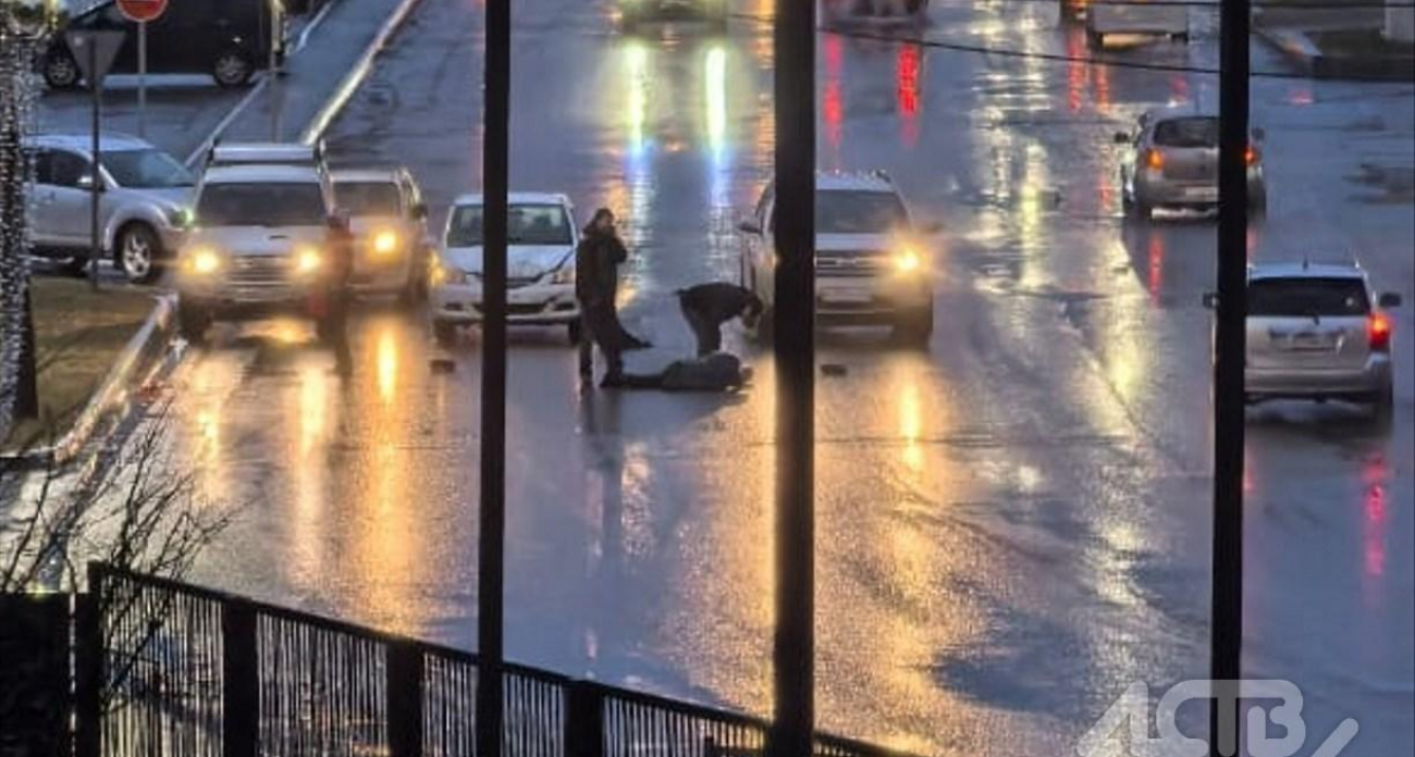 Глухонемого мужчину сбил седан у Школы искусств в Холмске: переходил в неположенном месте