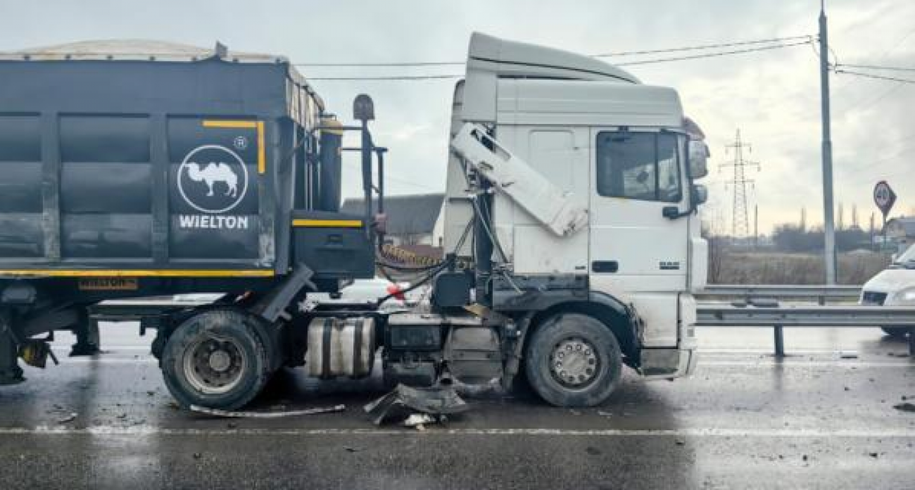 Грузовик «Шакман» устроил цепную реакцию: пять машин и автобус в массовом ДТП под Воронежем