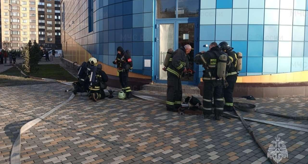 Плотное задымление и заблокированные люди: спасатели отработали экстренную эвакуацию на ледовой арене Нововоронежа