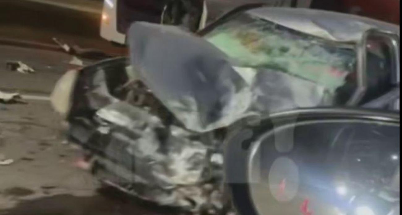 Лада Приора смята в хлам при столкновении с бензовозом в Воронеже