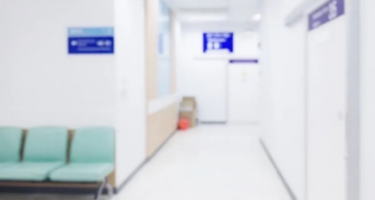 22-летний водитель ВАЗа выжил после того, как «намотался» на столб у Северного моста