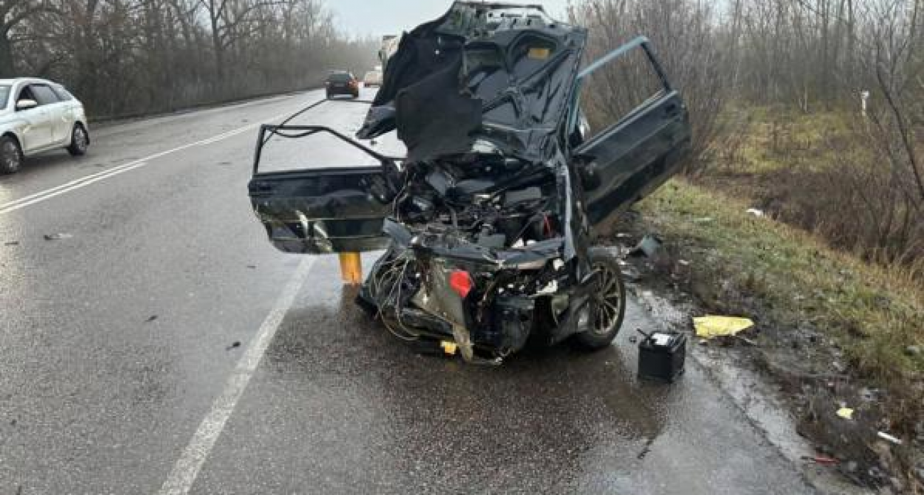 КамАЗ протаранил ВАЗ на трассе под Воронежем: вылетевшего водителя насмерть сбил четвёртый автомобиль