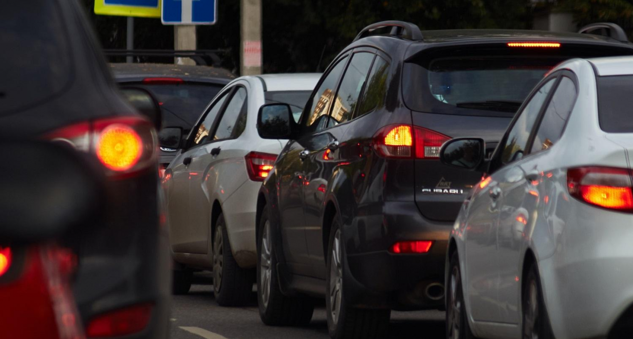 Подрыв упавшей ракеты в СНТ парализовал проспект Патриотов: затор от памятника танкистам до Тенистого