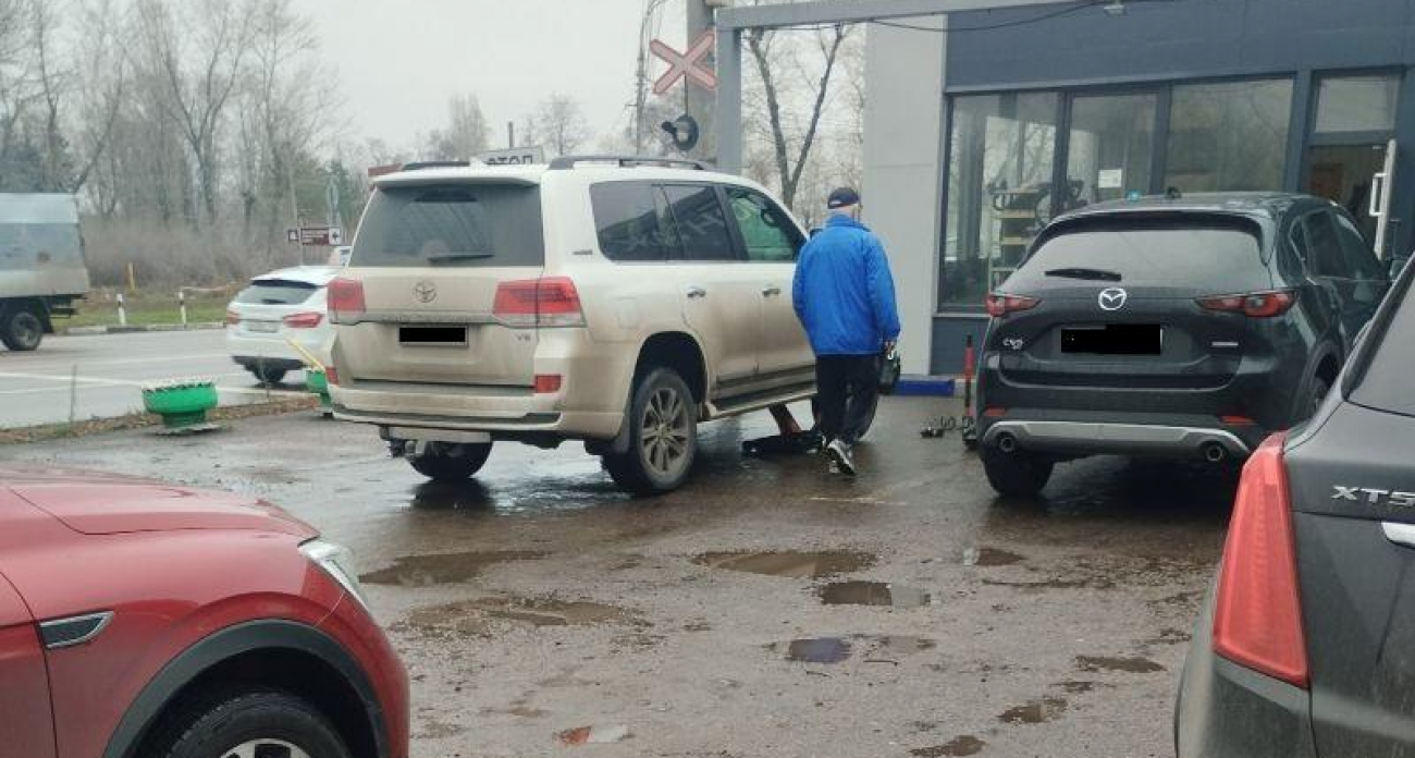 Экс-мэр Цапин на Toyota Land Cruiser показал воронежцам, когда менять резину