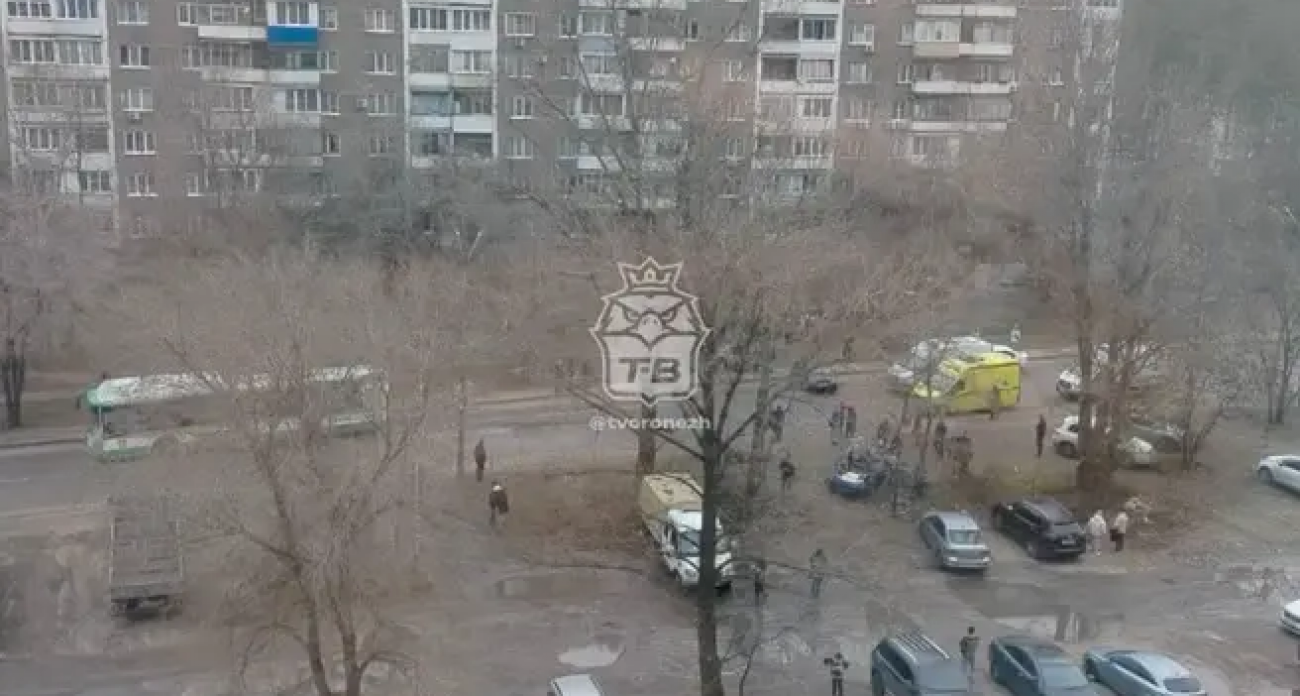 Людей выкинуло на дорогу: маршрутка и легковушка столкнулись у ЖК «Цветной бульвар»