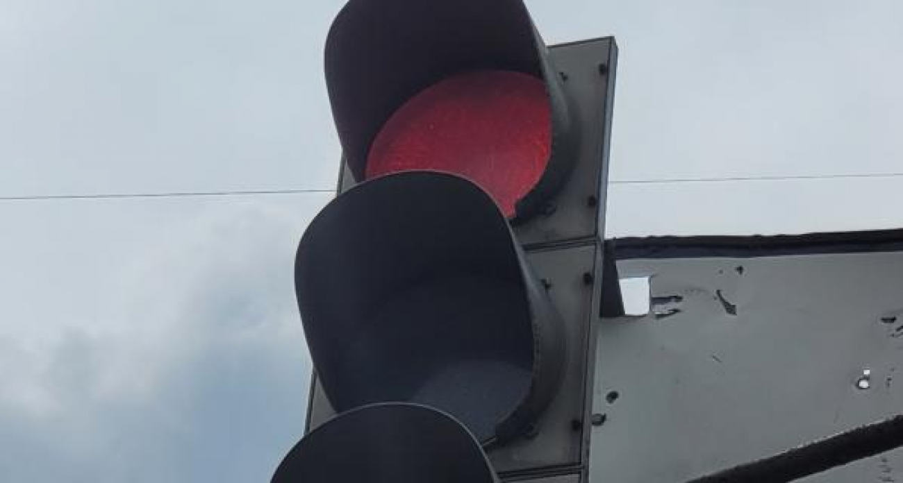 68-летний водитель автобуса заплатит 1500 рублей за проезд на красный