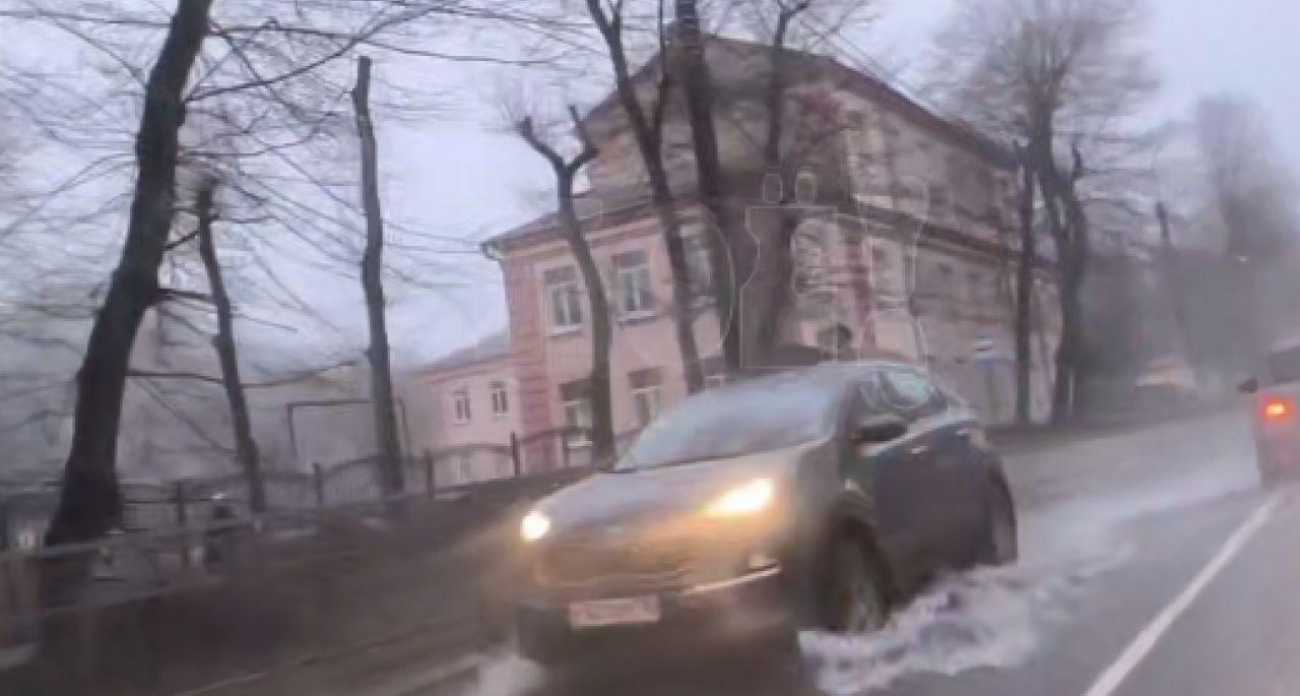 Прорыв водовода в Воронеже: маршрут № 55 изменен, улица затоплена