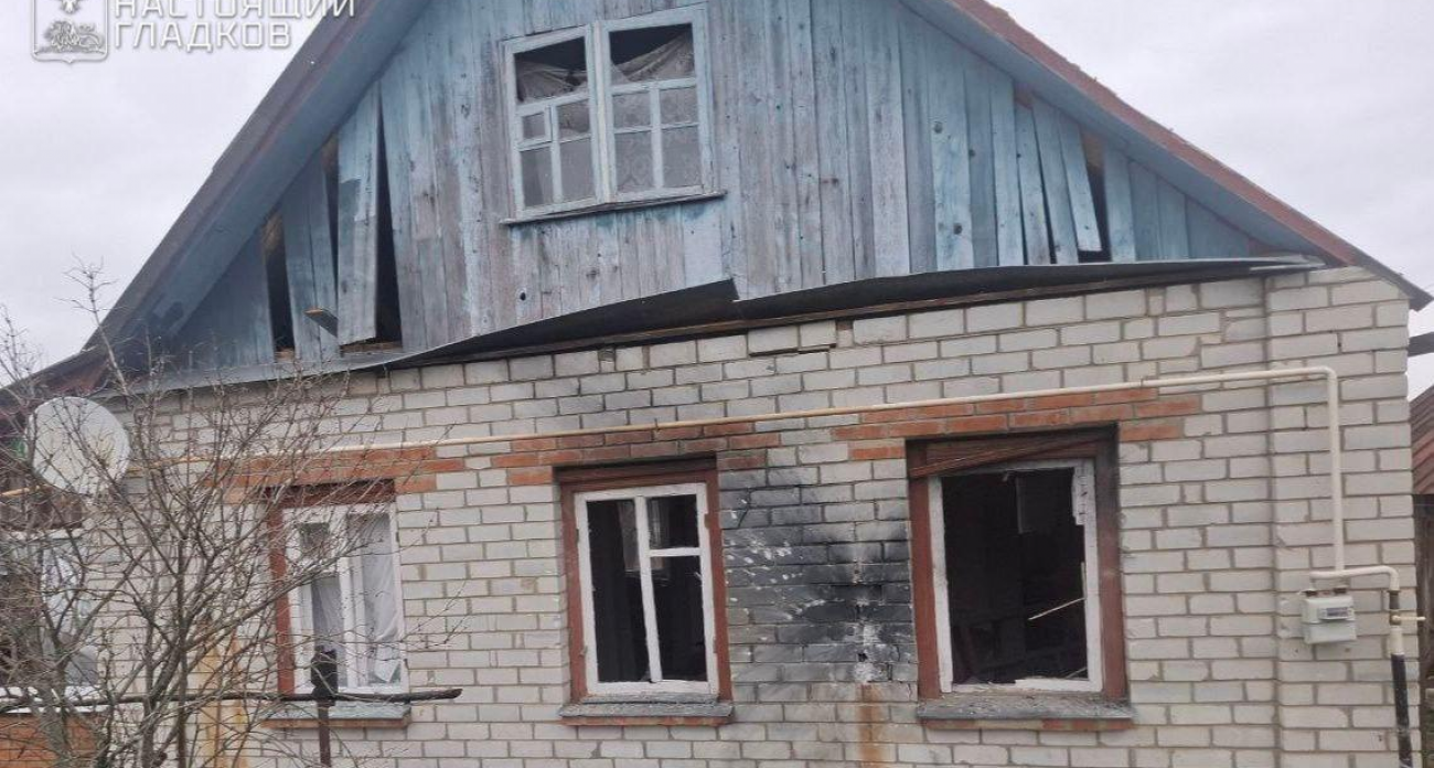 Взрыв БПЛА выбил окна и «загнал» гаражные ворота в дом: хозяин заделал всё сам