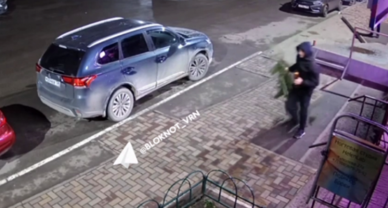 Пьяный воронежец с бутылкой сорвал хвойное украшение со студии красоты на Туполева