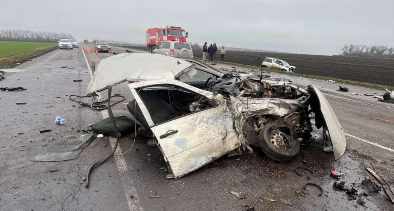 19-летний водитель Lada Kalina протаранил две машины на встречке: одного госпитализировали