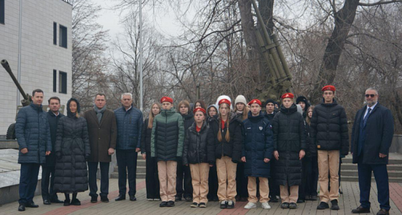 Депутаты всех фракций Воронежа объединились у Братской могилы № 6