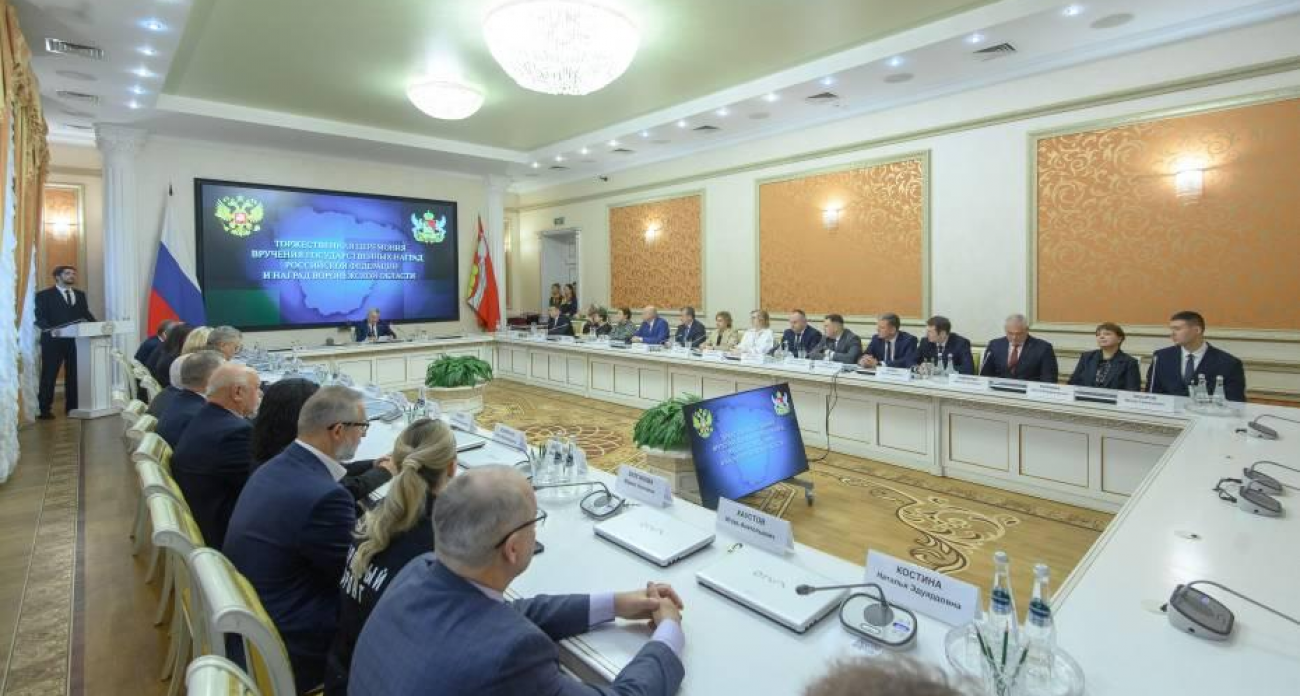 Гусев наградил медиков, ученых и волонтеров в День Конституции