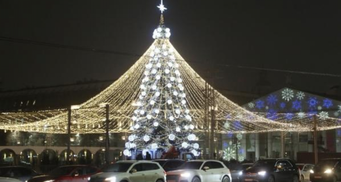 Воронеж зажжёт сотни световых снежинок на площади Ленина до 11 января