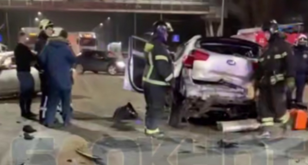 В Воронеже ночью столкнулись три машины: жертва лежит на проезжей части