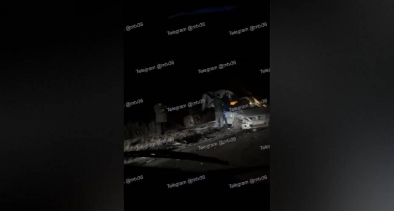 Легковушка влетела под фуру по пути в совхоз «Масловский»: пострадавшего увезла скорая