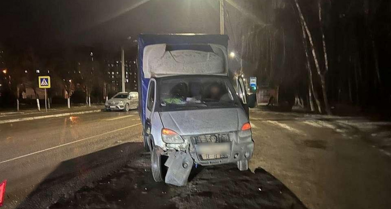 Грузовик сбил двоих на переходе у больницы в Воронеже в 16:25