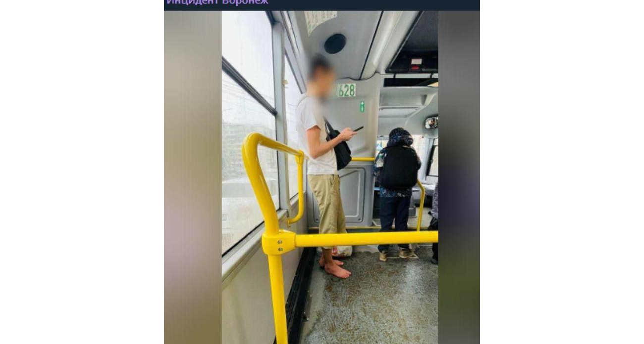 В декабре воронежец ездит в маршрутке босиком в шортах и футболке