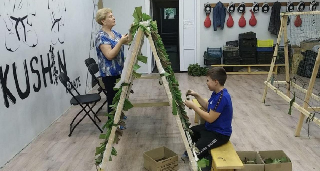 Воронежский школьник получил медаль за сотни костюмов-«Леших» для фронта