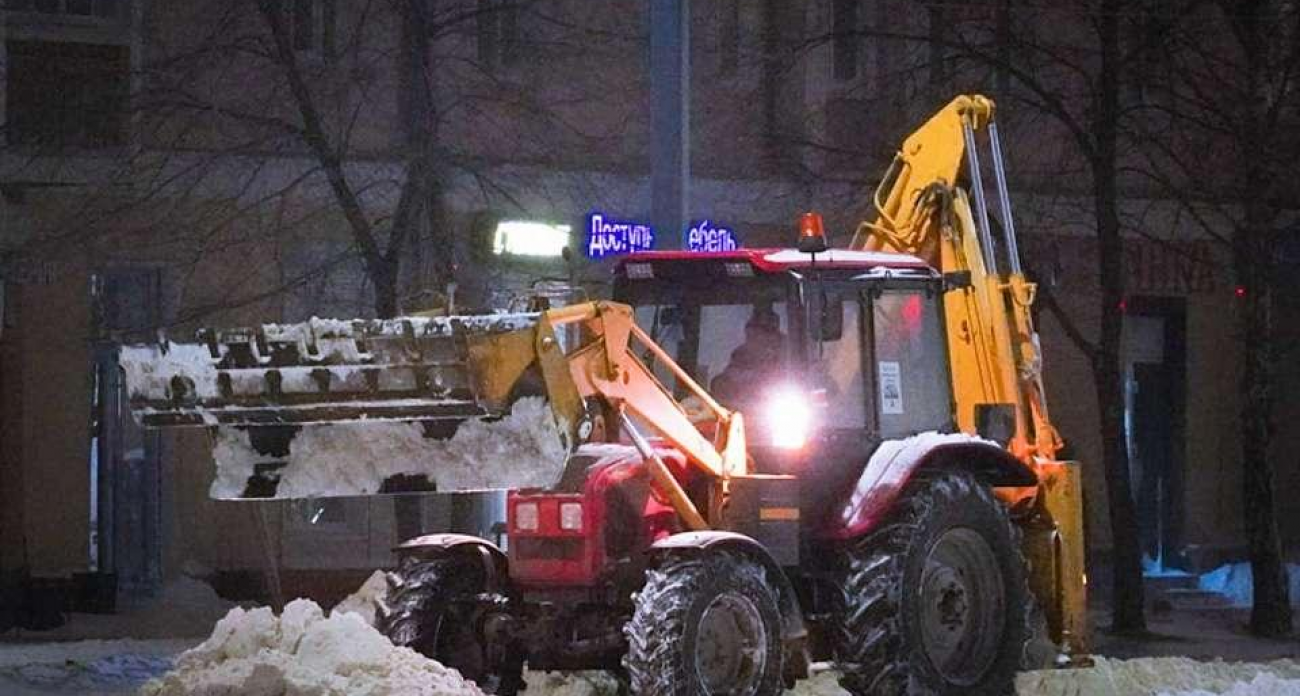 Воронеж ночью включил спецтехнику: как борются со снегом коммунальщики