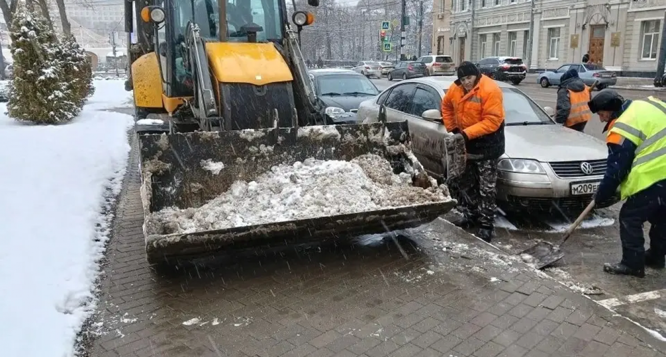 В Воронеже 215 машин вывезли 3,5 тысячи кубов снега за одну ночь
