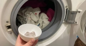 Колпачок в барабан — и стиральная машина заработает лучше: грязь выходит темными хлопьями