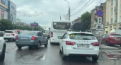 Ремонт на улице 9 Января парализовал движение у Галереи Чижова