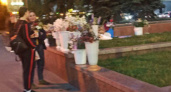 Торговцы цветами устроили прилавок на памятнике Славы в Воронеже