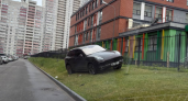 Водитель Porsche припарковался на зеленом бугре в Воронеже