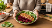 Копченое куриное бедро со свеклой и маринованным луком — простой рецепт салата, который станет изюминкой вашего стола
