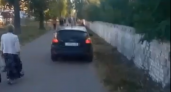 Водитель проехал по тротуару среди пешеходов, спасаясь от пробки в Воронеже